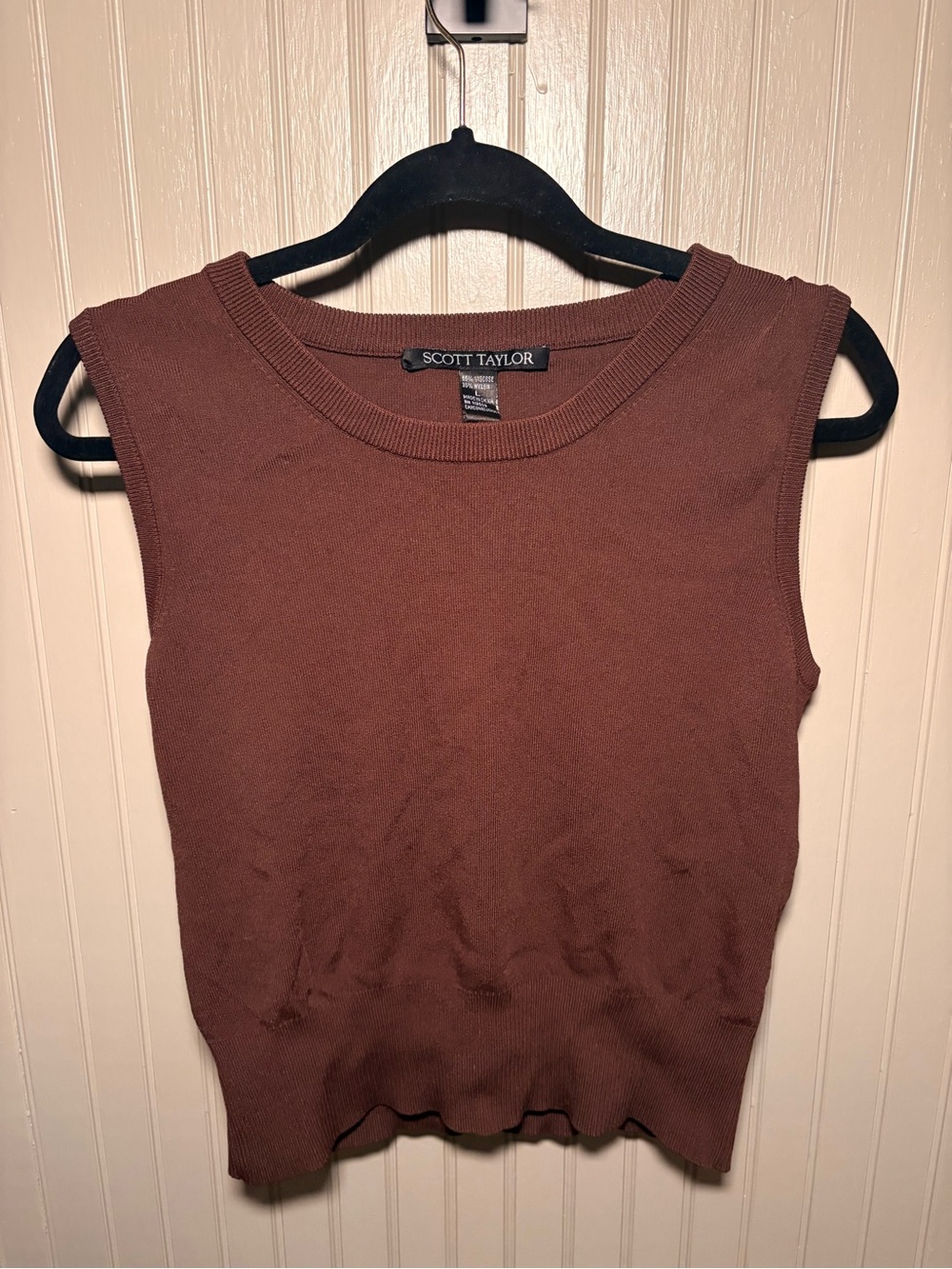 SCOTT TAYLOR Sleeveless Crop Knit Top in Brown